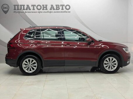 2017 Volkswagen Tiguan II, красный, 2049000 рублей, вид 4