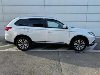 2020 Mitsubishi Outlander III Рестайлинг 3, белый, 2090000 рублей, вид 4