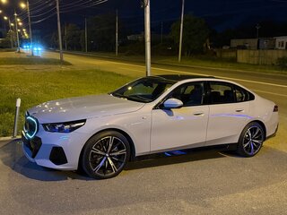 2024 BMW 5 серии 530i xDrive VIII (G60/G61/G68), серый, 7650000 рублей, вид 2