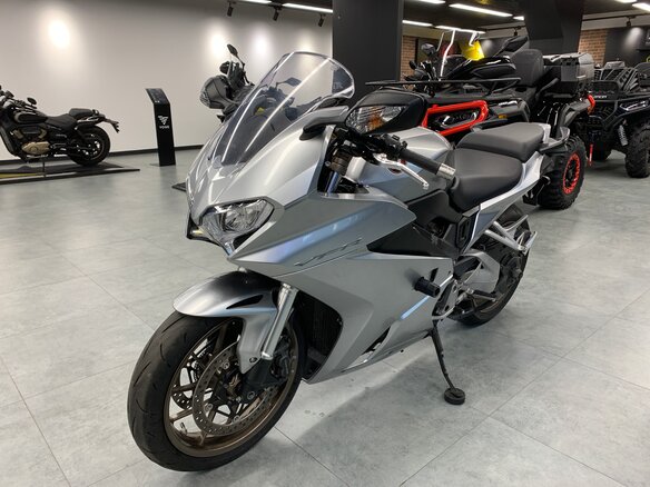 2017 Honda VFR 800, серый, 935000 рублей - вид 2