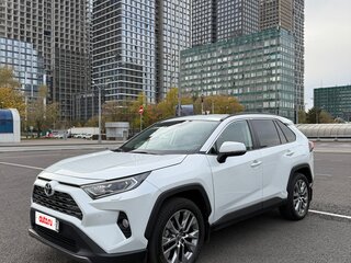 2021 Toyota RAV4 V (XA50), белый, 3450000 рублей, вид 1