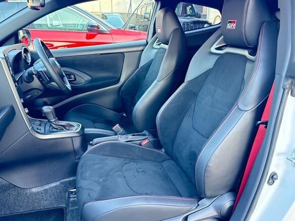 2025 Toyota Yaris IV Рестайлинг, белый, 4980000 рублей - вид 10