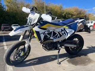 2017 Husqvarna 701 Supermoto, белый, 950000 рублей, вид 2
