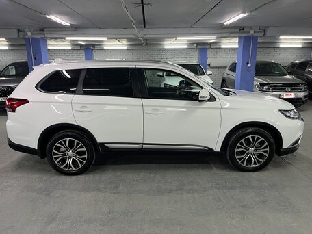 2018 Mitsubishi Outlander III Рестайлинг 2, белый, 1999000 рублей, вид 4