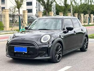 2022 Mini Hatch Cooper III (F55/F56) Рестайлинг 2, чёрный, 1870000 рублей, вид 3