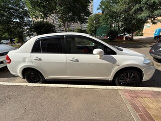 2008 Nissan Tiida Latio I, белый, 450000 рублей, вид 1