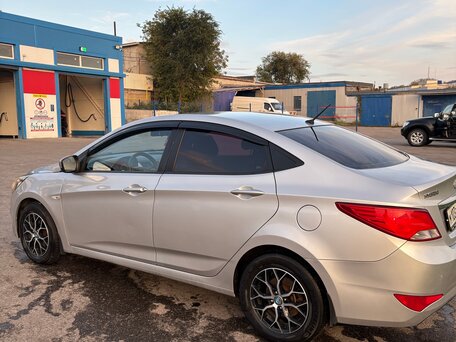 2014 Hyundai Solaris I Рестайлинг, серебристый, 690000 рублей, вид 5