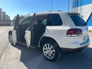 2010 Volkswagen Touareg I Рестайлинг, белый, 2100000 рублей, вид 3