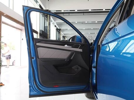 2023 Volkswagen Tayron I Рестайлинг, синий, 2740000 рублей, вид 4