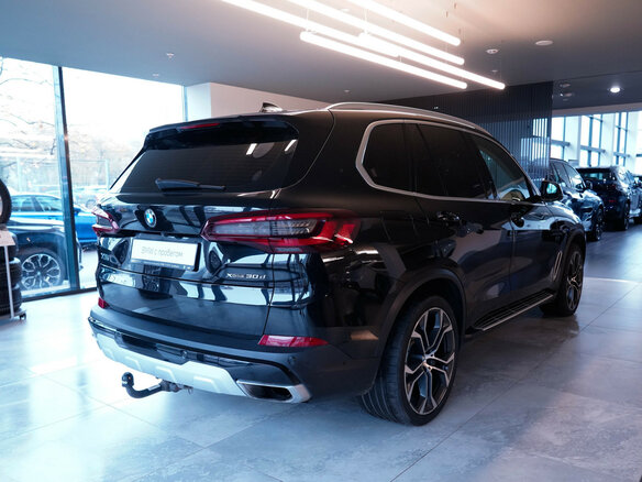 2022 BMW X5 30d IV (G05/G18), чёрный, 7500000 рублей - вид 1