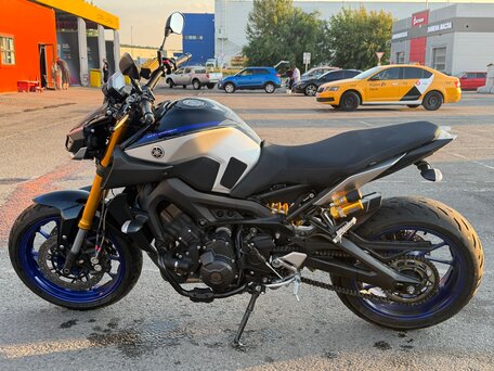 2018 Yamaha MT-09 (FZ-09), серый, 1020000 рублей, вид 2
