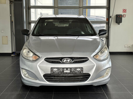 2014 Hyundai Solaris I, серебристый, 900000 рублей, вид 2