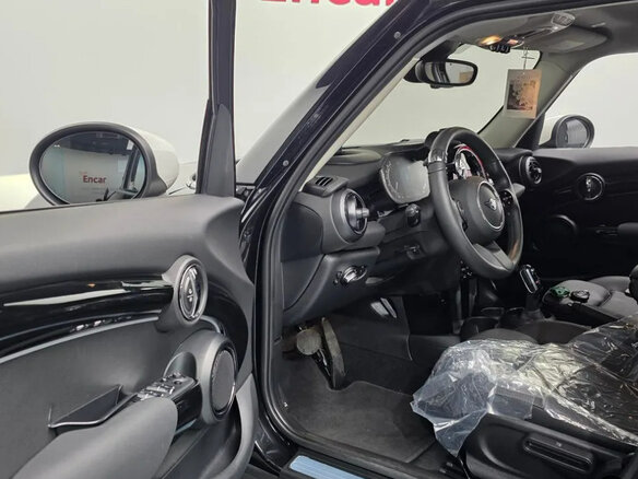 2022 Mini Hatch Cooper III (F55/F56) Рестайлинг 2, чёрный, 1850000 рублей - вид 7