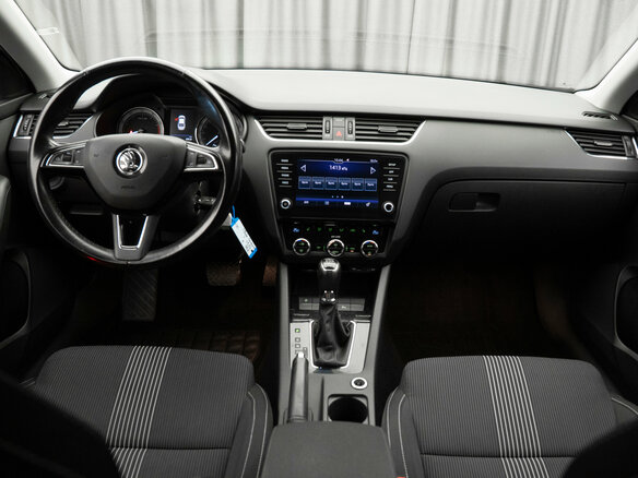2017 Skoda Octavia III (A7) Рестайлинг, белый, 2120000 рублей - вид 9