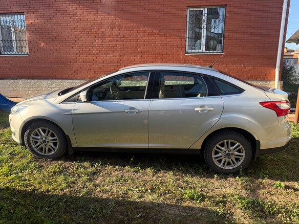 2014 Ford Focus III, серебристый, 1100000 рублей - вид 3