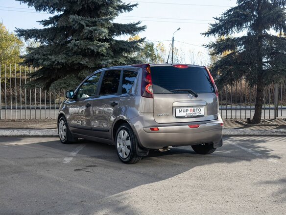 2013 Nissan Note I Рестайлинг, коричневый, 700000 рублей - вид 1