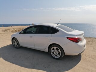 2013 Opel Astra J Рестайлинг, белый, 800000 рублей, вид 3