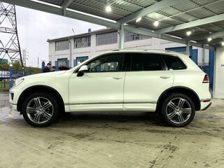 2017 Volkswagen Touareg II Рестайлинг, белый, 3199000 рублей, вид 2