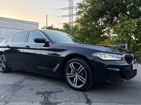 2022 BMW 5 серии Long 530Li VII (G30/G31/G38) Рестайлинг, чёрный, вид 3