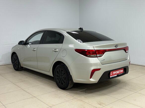 2018 Kia Rio IV, бежевый, 895000 рублей - вид 5