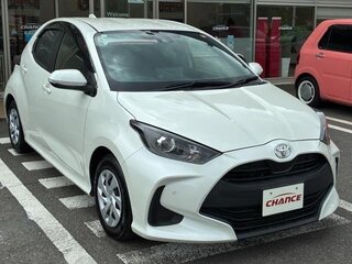 2021 Toyota Yaris IV, белый, 850017 рублей, вид 3