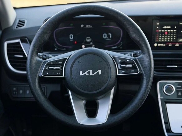2023 Kia Seltos I Рестайлинг, белый, 1980000 рублей - вид 12