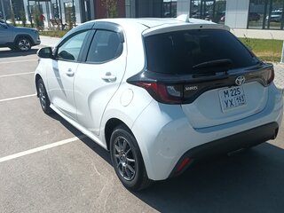 2021 Toyota Yaris IV, белый, 1252000 рублей, вид 4