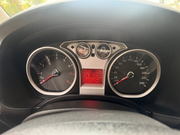 2011 Ford Focus II Рестайлинг, чёрный, 400000 рублей - вид 8