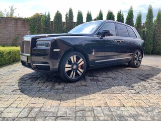 2020 Rolls-Royce Cullinan I (Series I), коричневый, 29000000 рублей, вид 2