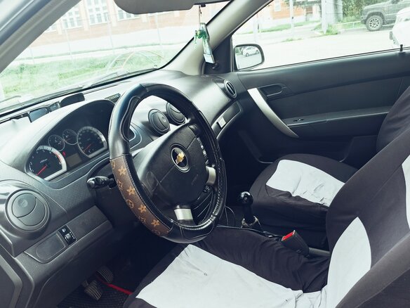 2011 Chevrolet Aveo I Рестайлинг, серебристый, 380000 рублей - вид 2