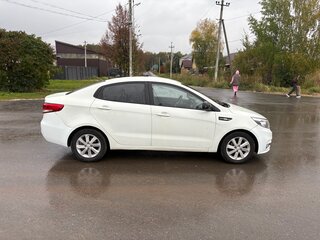 2016 Kia Rio III Рестайлинг, белый, 660000 рублей, вид 4