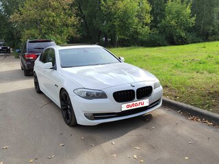 2010 BMW 5 серии 528i VI (F10/F11/F07), белый, 2000000 рублей, вид 2