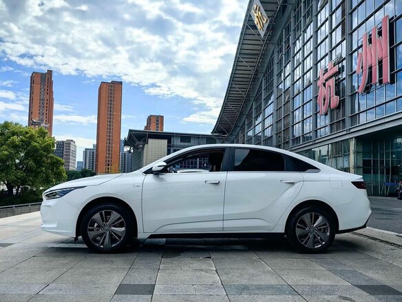 2023 Geely Geometry A, белый, 1650000 рублей - вид 3