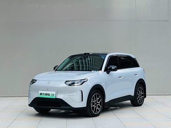2026 Leapmotor A10 39.8 kWh, серебристый, 1580000 рублей