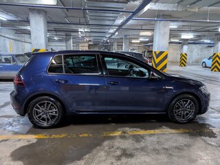 2017 Volkswagen Golf VII Рестайлинг, синий, 1580000 рублей, вид 4