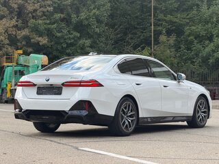 2024 BMW 5 серии 523d VIII (G60/G61/G68), белый, 7000000 рублей, вид 3