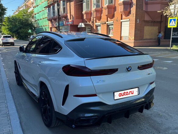 2020 BMW X6 40i III (G06), белый, 8000000 рублей - вид 3