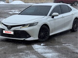 2019 Toyota Camry VIII (XV70), белый, 1700000 рублей, вид 2