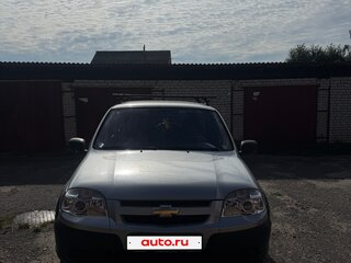 2013 Chevrolet Niva I Рестайлинг, серебристый, 700000 рублей, вид 1