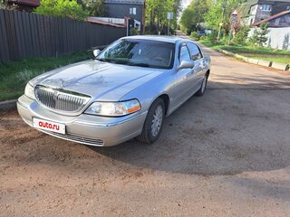 2003 Lincoln Town Car III Рестайлинг, серебристый, 1700000 рублей, вид 1