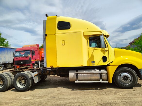 2000 Freightliner Columbia, золотистый, 1990000 рублей - вид 2