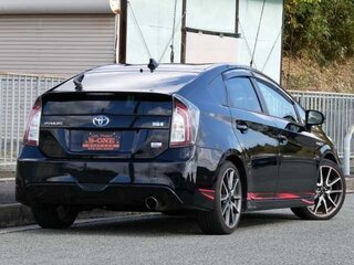 2013 Toyota Prius III Рестайлинг (XW30), чёрный, 952000 рублей, вид 4