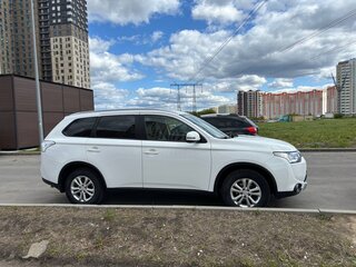 2014 Mitsubishi Outlander III Рестайлинг, белый, 2600000 рублей, вид 3