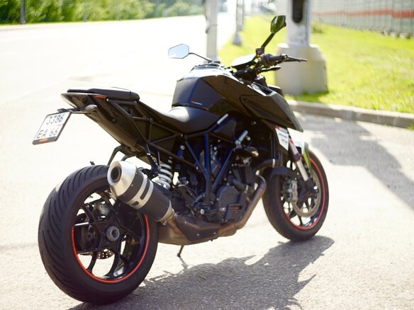2017 KTM 1290 Super Duke R, чёрный, 1000000 рублей - вид 2