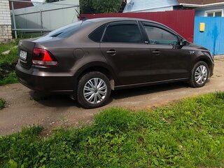 2017 Volkswagen Polo V Рестайлинг, коричневый, 900000 рублей, вид 3