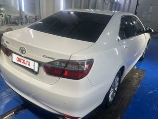 2016 Toyota Camry VII (XV50) Рестайлинг, белый, 1900000 рублей, вид 3