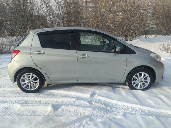 2011 Toyota Vitz III (XP130), серый, 860000 рублей - вид 3