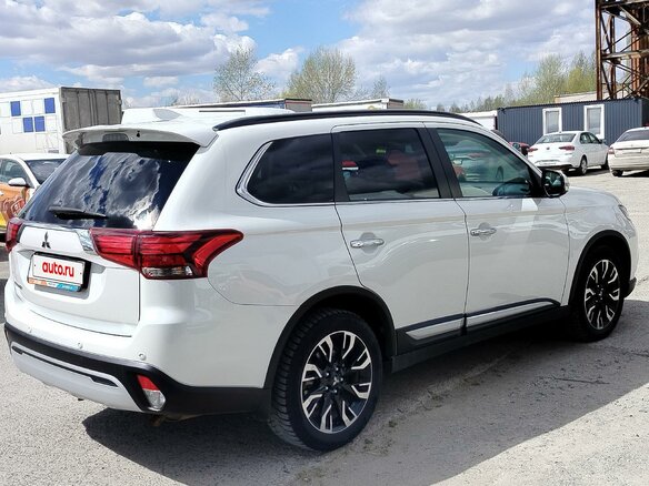 2022 Mitsubishi Outlander III Рестайлинг 3, белый - вид 2