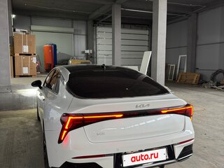 2023 Kia K5 III Рестайлинг, белый, 3600000 рублей, вид 4