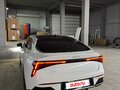 2023 Kia K5 III Рестайлинг, белый, 3600000 рублей - вид 3